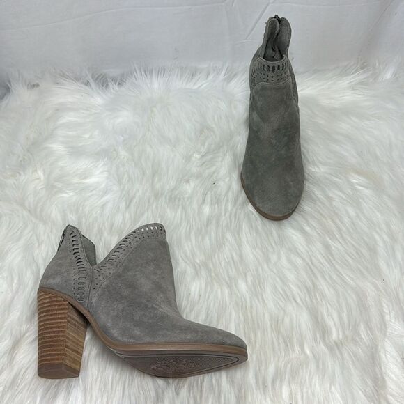 Vince Camuto Fileana Laser Cut Grey Suede Block Heel Booties Sz 5.5 - Picture 3 of 8